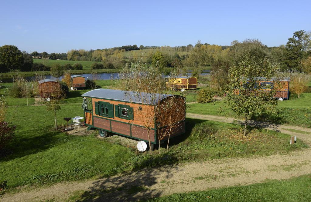 Les Roulottes & Cottages Du Moulin Chenillé-Changé Exterior foto